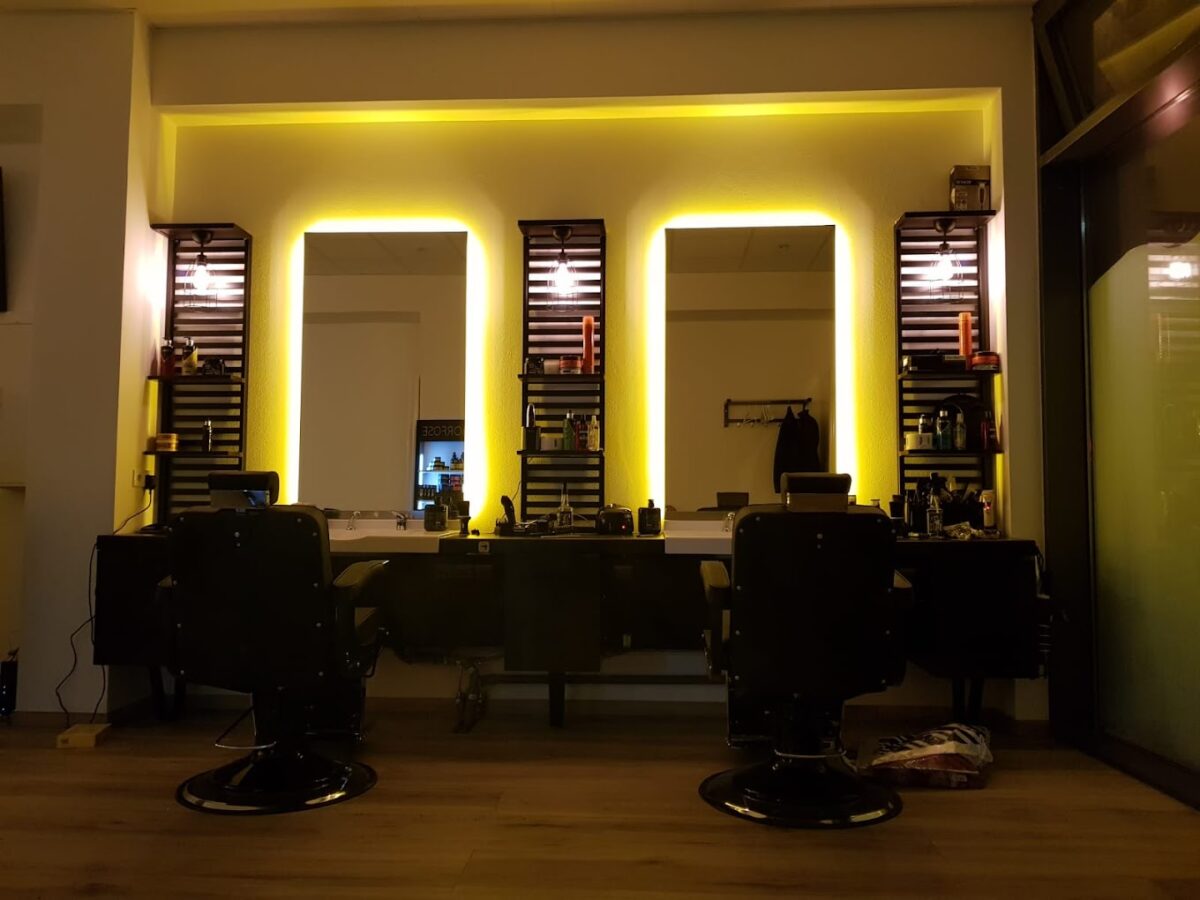 Barberstühle mit LED-Spiegeln im Gold Cut Salon