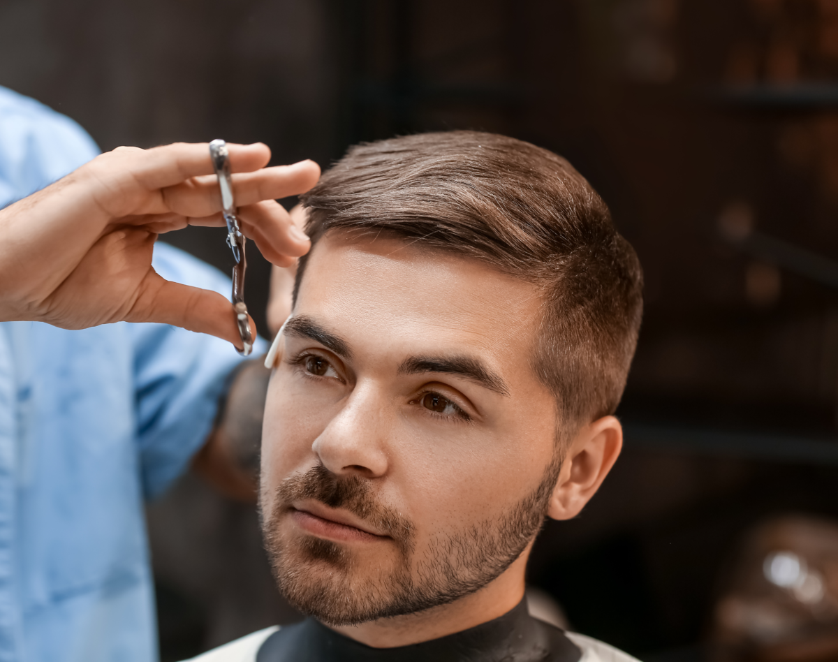 Haarschnitt mit der Schere bei Gold Cut
